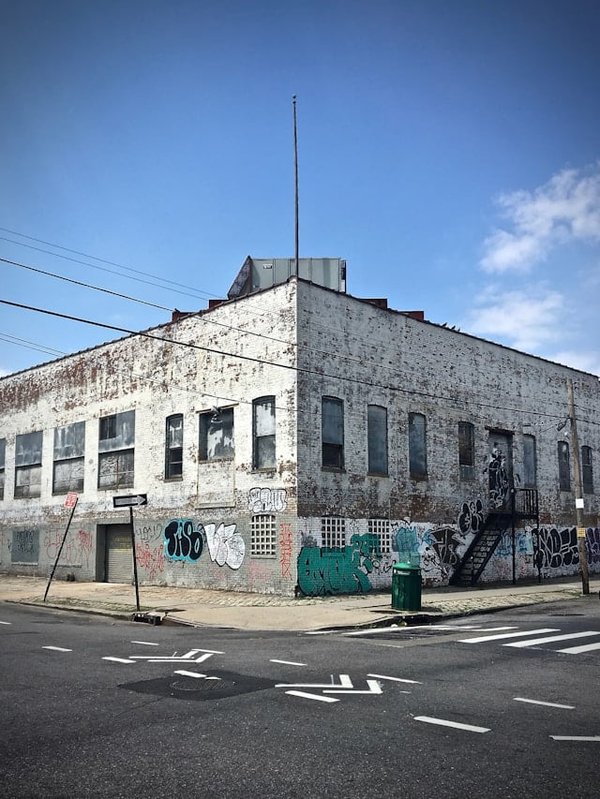 Come posso rispettare le normative antisismiche nell'acquisto di un immobile antico nel centro storico di Amatrice?