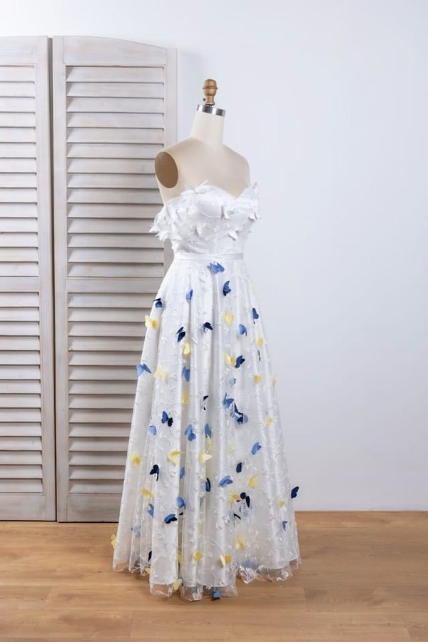 Quali sono i consigli per indossare abiti con taglio impero in maniera moderna?